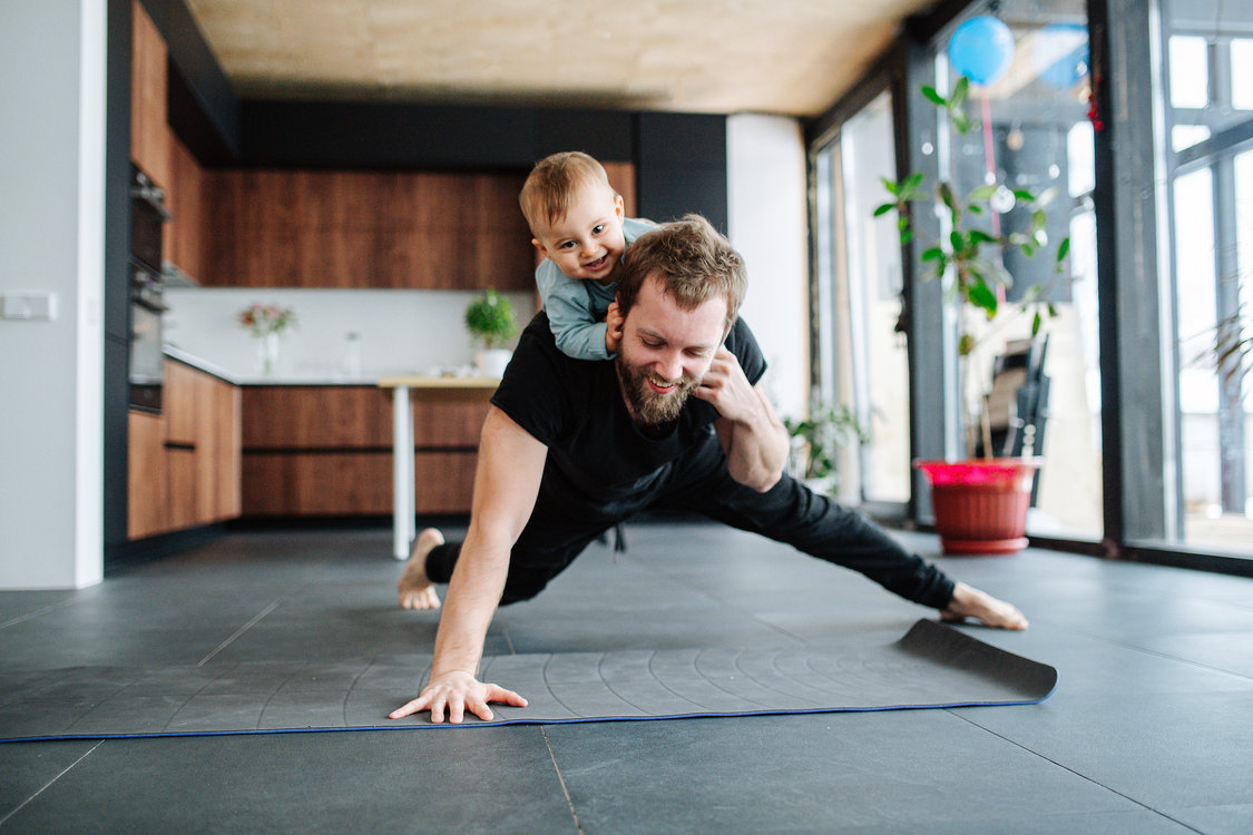Fit aan het werk, vitale vader met baby op de rug