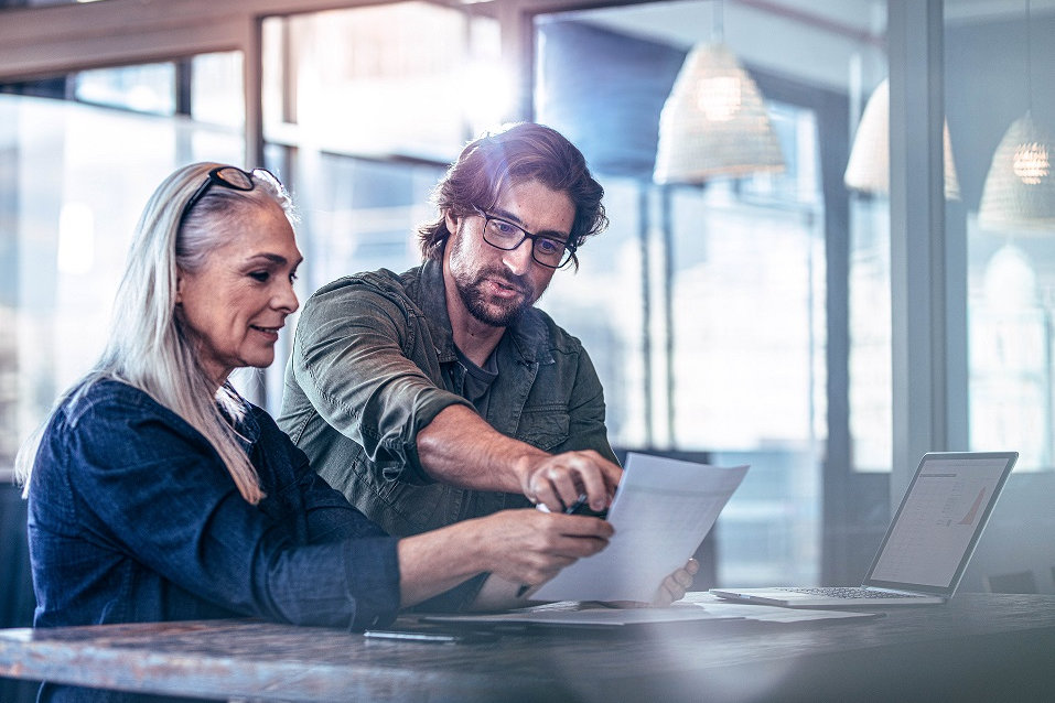 Werkgever en HCS medewerker bekijken een quickscan ERD