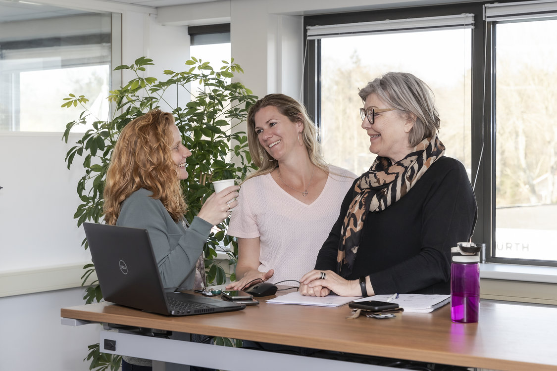 HCS team in gesprek met elkaar
